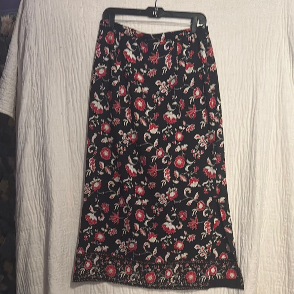 Briggs New York Size L black and red floral skirt
